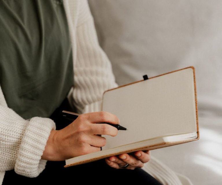 Buch in der Hand und Stift