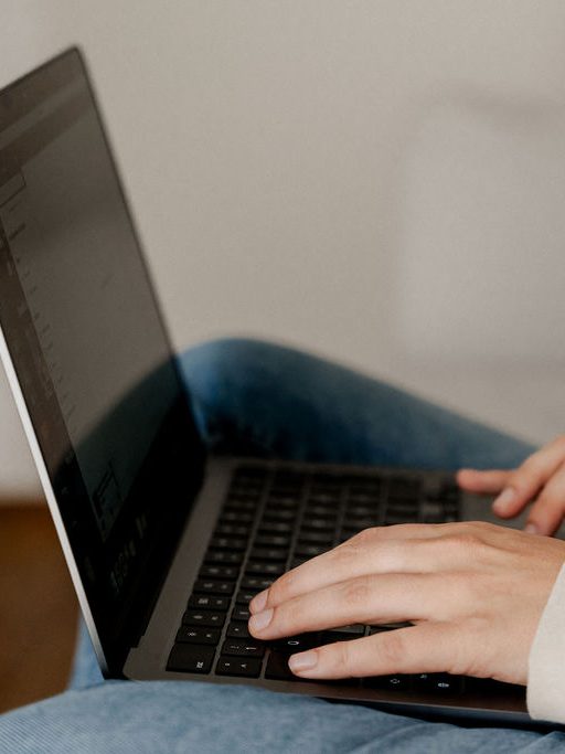 Laptop auf dem Marilen Neeten tippt für Atemcoaching